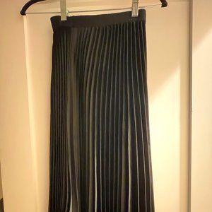 H&M Black Pleated Skirt